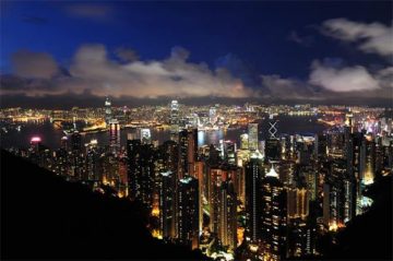 Victoria Peak panorama Hong Kong Kowloon at night 2011. Foto: chensiyuan