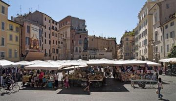 Piazza Campo dei Fiori, Rome: the market with the statue to Giordano Bruno in the background. Foto: Myrabella