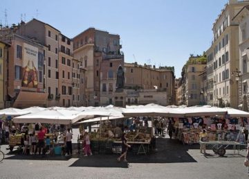 Piazza Campo dei Fiori, Rome: the market with the statue to Giordano Bruno in the background. Foto: Myrabella