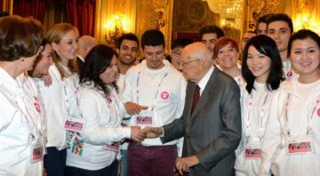 Il Presidente Giorgio Napolitano con una rappresentanza di giovani volontari dell'Expo di Milano 2015. Quirinale - 12/11/2014. Fonte: http://www.quirinale.it