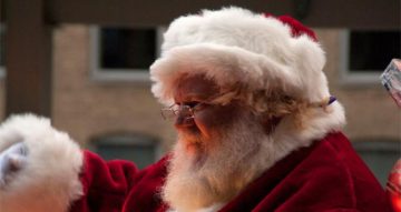 Santa Claus on his sleigh aboard a holiday train in Chicago. Author: DR04