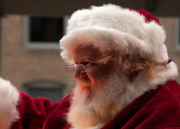 Santa Claus on his sleigh aboard a holiday train in Chicago. Author: DR04