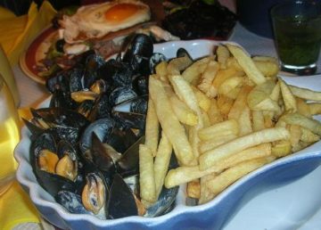 Moules-frites piatto tipico del Belgio. Fonte: http://it.wikipedia.org/wiki/Moules-frites. Autore: Luistxo