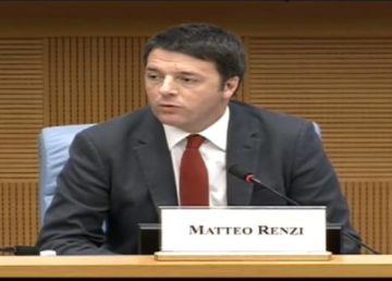 Il Presidente del Consiglio Renzi alla conferenza stampa di fine anno 2014. Fotogramma da Video Palazzo Chigi.