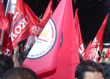Manifestazione di SYRIZA nel 2007: bandiere di alcuni dei partiti che compongono la coalizione (Synaspismos, AKOA, DIKKI e Kokkino). Commons.wikimedia.org/wiki/File:SYRIZA_flags_2007.jpg. Autore: Michalis Famelis