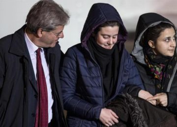 Roma, 16 Gennaio 2015. Il Ministro Gentiloni accoglie a Ciampino Greta Ramelli e Vanessa Marzullo. Foto Ansa su esteri.it/ id=6778