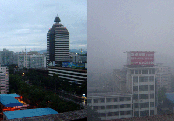 "Beijing smog comparison August 2005" di Bobak - Opera propria. Con licenza CC BY-SA 2.5 tramite Wikimedia Commons - http://commons.wikimedia.org/wiki/