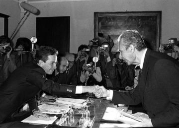 Roma, 28 giugno 1977. Una stretta di mano tra il segretario comunista Enrico Berlinguer e il presidente democristiano Aldo Moro, i principali fautori dell'opera di riavvicinamento tra le rispettive (ed opposte) forze politiche, il Partito Comunista Italiano e la Democrazia Cristiana. Foto caricata su Wikipedia da Danyele.