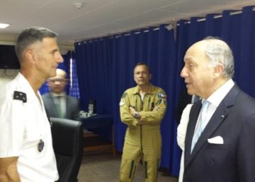 Laurent Fabius, ministre des affaires étrangères et du développement international, s’est rendu au Tchad, au Cameroun et au Niger les 21 et 22 février. Foto diplomatie.gouv.fr/fr/dossiers-pays/tchad/la-france-et-le-tchad/visites-9039/article/afrique-deplacement-de-laurent-117979