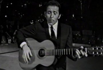 Modugno esegue Vecchio frac e, mentre fischia, percuote la cassa della chitarra. wiki