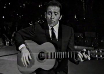 Modugno esegue Vecchio frac e, mentre fischia, percuote la cassa della chitarra. wiki