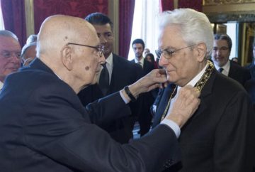 Il Presidente Sergio Mattarella riceve dal Presidente Emerito Giorgio Napolitano l'Onorificenza di Cavaliere di Gran Croce decorato di Gran Cordone dellOMRI. Foto Quirinale 3/2/2015