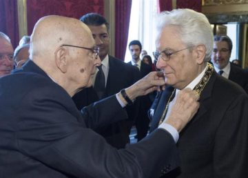 Il Presidente Sergio Mattarella riceve dal Presidente Emerito Giorgio Napolitano l'Onorificenza di Cavaliere di Gran Croce decorato di Gran Cordone dellOMRI. Foto Quirinale 3/2/2015