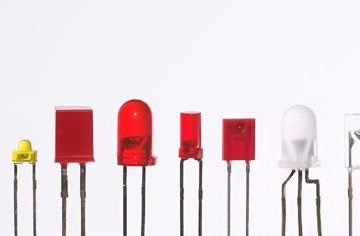 Varie tipologie di LED indicatori spia. Foto Afrank99