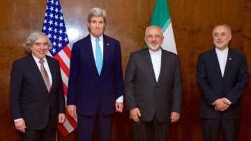 Secretary Kerry, Energy Secretary Moniz Stand With Iranian Foreign Minister Zarif and Vice President of Iran for Atomic Energy Salehi Before Meeting in Switzerland. Foto: Governo USA