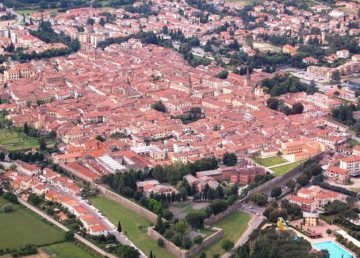 Sansepolcro veduta aerea by Alessandro.puleri. Licensed under Public Domain via Wikimedia Commons - http://commons.wikimedia.org/wiki/File:Sansepolcro_veduta_aerea.jpg#mediaviewer/File:Sansepolcro_veduta_aerea.jpg