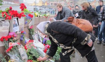 Fiori lasciati sul luogo dell'omicidio di Nemcov. Foto: Krassotkin - Opera propria