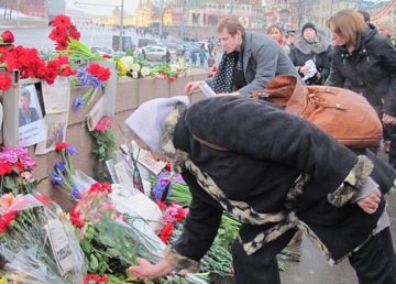 Fiori lasciati sul luogo dell'omicidio di Nemcov. Foto: Krassotkin - Opera propria