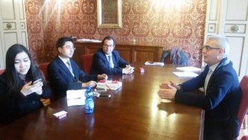 Il sindaco di Macerata Romano Carancini incontra Stephen Lee presidente di Maylink Holding Group Limited. Foto: cortesia del Comune di Macerata.