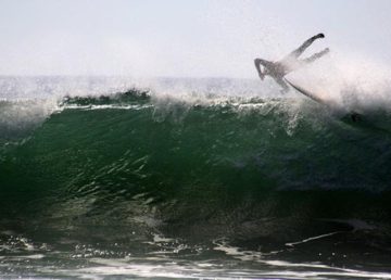 A surfer exiting a closeout. Foto: Brocken Inaglory