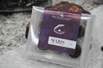 Cioccolatini con alga nori e bottarga. Foto Clio Morichini