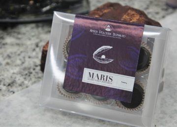 Cioccolatini con alga nori e bottarga. Foto Clio Morichini