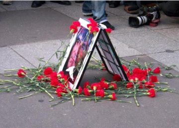 "Hrantdink" di Anil Ciftci, Makril - Opera propria. Con licenza Pubblico dominio tramite Wikimedia Commons - http://commons.wikimedia.org/wiki/File:Hrantdink.jpeg#/media/File:Hrantdink.jpeg