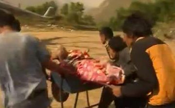Nepal: salvataggio dopo il terremoto. Immagine tratta da video BBC. Fonte: http://www.bbc.com/news/world-asia-32494628