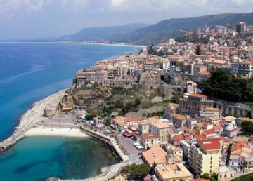 Scena di volo in parapendio a Pizzo Calabro (Vibo Valentia). Foto Gustavo Vitali