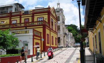 "Rua São Roque, Macau" di Eduardo Mariz - Flickr: Rua São Roque, Macau. Con licenza CC BY 2.0 tramite Wikimedia Commons
