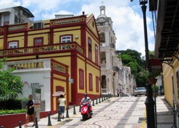 "Rua São Roque, Macau" di Eduardo Mariz - Flickr: Rua São Roque, Macau. Con licenza CC BY 2.0 tramite Wikimedia Commons