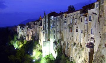 Sant’Agata dei Goti: vista notturna dal Ponte Martorano. Autore: Adriano Amalfi