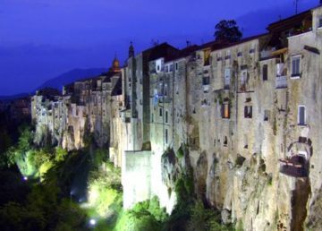 Sant’Agata dei Goti: vista notturna dal Ponte Martorano. Autore: Adriano Amalfi