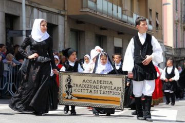 "Tempio Pausania - Costume tradizionale (01)" di Gianni Careddu - Opera propria. Con licenza CC BY-SA 3.0 tramite Wikimedia Commons