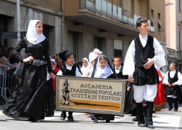 "Tempio Pausania - Costume tradizionale (01)" di Gianni Careddu - Opera propria. Con licenza CC BY-SA 3.0 tramite Wikimedia Commons