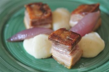 Pancetta di maiale nero siciliano con patate e cipolla rossa. Foto: Clio Morichini