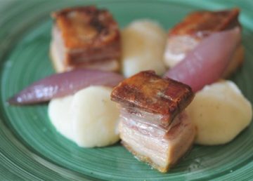Pancetta di maiale nero siciliano con patate e cipolla rossa. Foto: Clio Morichini