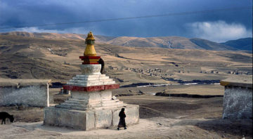 Stupa buddista su altopiano tibetano. "Aba County Aba Prefecture Sichuan China" di Jialiang Gao www.peace-on-earth.org - Original Photograph. Con licenza CC BY-SA 3.0 tramite Wikimedia Commons