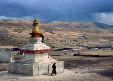 Stupa buddista su altopiano tibetano. "Aba County Aba Prefecture Sichuan China" di Jialiang Gao www.peace-on-earth.org - Original Photograph. Con licenza CC BY-SA 3.0 tramite Wikimedia Commons