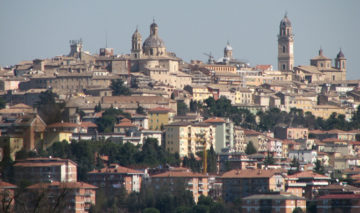 "PanoramaMaceraty2010" di Abraham Sobkowski OFM - Opera propria. Con licenza GFDL tramite Wikimedia Commons - http://commons.wikimedia.org/wiki/