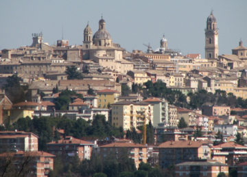 "PanoramaMaceraty2010" di Abraham Sobkowski OFM - Opera propria. Con licenza GFDL tramite Wikimedia Commons - http://commons.wikimedia.org/wiki/