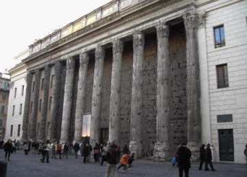 "Roma, Piazza di Pietra - Tempio di Adriano" di Lalupa - Opera propria. Con licenza Pubblico dominio tramite Wikimedia Commons.