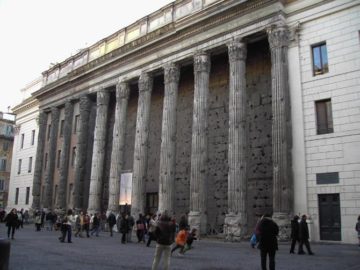 "Roma, Piazza di Pietra - Tempio di Adriano" di Lalupa - Opera propria. Con licenza Pubblico dominio tramite Wikimedia Commons.