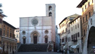 "Todi-Piazza del Popolo-Duomo". Con licenza CC BY-SA 2.5 tramite Wikimedia Commons - http://commons.wikimedia.org/wiki/
