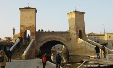 "Trepponti comacchio2". Con licenza Pubblico dominio tramite Wikipedia .