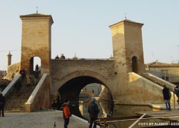 "Trepponti comacchio2". Con licenza Pubblico dominio tramite Wikipedia .