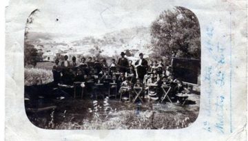 Gioiosa Ionica 1912. Il Direttore didattico Francesco Ieraci ed il maestro Domenico Cento con gli alunni della IV elementare. La foto è stata donata da Rocco Murizzi alla pagina facebook Gioiosa Ionica