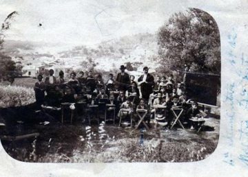 Gioiosa Ionica 1912. Il Direttore didattico Francesco Ieraci ed il maestro Domenico Cento con gli alunni della IV elementare. La foto è stata donata da Rocco Murizzi alla pagina facebook Gioiosa Ionica