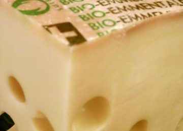 "Emmentaler". Con licenza CC BY-SA 3.0 tramite Wikimedia Commons - http://commons.wikimedia.org/wiki/File:Emmentaler.jpg#/media/File:Emmentaler.jpg