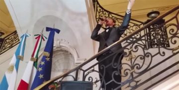 La celebrazione della Festa della Repubblica presso l'Ambasciata d'Italia a Buenos Aires. Inno cantato da Giuseppe Gambi. Da video su Youtube